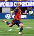 Dani Olmo em ação com a camisa da Espanha, atual campeã do mundo - Foto: Jose Manuel Alvarez Rey/Getty Images / Jogada10