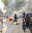 Um grupo reunido na Praça Reforme ergue barricadas para bloquear a polícia em 6 de outubro de 2026, em Marselha, França  Foto: Sener Yilmaz Aslan/Getty Images