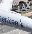 Avião da American Airlines no aeroporto de Los Angeles, nos EUA  Foto: Reprodução/X/@AmericanAir