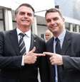 Jair e Flávio Bolsonaro (PL) lado a lado  Foto: Reprodução