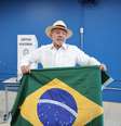 Lula posou com bandeira do Brasil após votar no último domingo, 4  Foto: WERTHER SANTANA/ESTADÃO CONTEÚDO/ESTADÃO CONTEÚDO