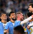 Companheiros de Messi o abraçaram após a seleção argentina vencer o Benin por 3 a 0  Foto: Reuters / BBC News Brasil