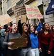 Manifestantes gritam slogans e seguram cartazes em uma rua durante um bloqueio à universidade Sciences Po, em Paris, como parte dos protestos estudantis em todo o país que exigem melhores condições nas instituições de ensino, França, 7 de outubro.  Foto: RFI