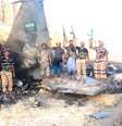 Combatentes houthis diante do que afirmam ser os destroços de um avião de combate saudita abatido, em local não especificado no Iêmen, em imagem extraída de um vídeo divulgado em 16 de setembro de 2026.  Foto: via REUTERS - Houthi Military Media / RFI