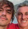O cineasta Fernando Grostein Andrade, que se declara eleitor de Lula, com o irmão, o apresentador Luciano Huck, visto à direita no espectro político  Foto: Reprodução