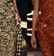 Descubra como a Chanel transformou as unhas joia em acessórios de alta joalheria na PFW. Veja ideias de nail art 3D e texturas nobres Foto: Reprodução YouTube/CHANEL / Bons Fluidos