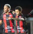 Jogadores do Vitória comemoram um dos gols da goleada contra a Chapecoense, no Barradão, pelo Campeonato Brasileiro de 2026 - Foto: Victor Ferreira/EC Vitória/Flickr / Esporte News Mundo
