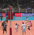 Momento em que Douglas Souza e Acerola, do Campinas, sofrem choque de cabeça durante jogo de semifinal do Paulista de vôlei contra o Itaquá Foto: Reprodução/Sportv2