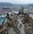 O rio Pinula transbordou após chuvas incessantes ligadas ao fenômeno El Niño, provocando erosão severa e o desabamento de casas no bairro de Villa Hermosa I, em San Miguel Petapa, Guatemala. Foto: Luis Vargas/Anadolu via Getty