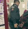 Homem é preso em Praia Grande após sequestrar a própria filha e garota piscar para policial  Foto: Reprodução/Instagram/@45bpmi.praiagrande