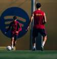 Foto: Divulgação - Legenda: Jogadores do Barcelona durante treinamento da equipe / Jogada10