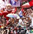 O presidente da República, Luiz Inácio Lula da Silva (PT), candidato à reeleição, em caminhada em Ceilândia, na região administrativa do Distrito Federal, ao lado do candidato do PT ao governo distrital, Leandro Grass, nesta sexta-feira, 9   Foto: Estadão Conteúdo/Wilton Junior