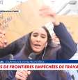 A repórter Anaïs Maréchal se desvencilha dos cartazes colocados à sua frente para tentar trabalhar  Foto: Reprodução