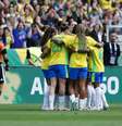 Luany comemora com as companheiras após abrir o placar para o Brasil –  Foto: Luciana Vermell / CBF / Jogada10