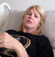 Val Marchiori em um quarto de hospital em São Paulo após passar por uma cirurgia que retirou um pólipo do intestino  Foto: Reprodução / Instagram
