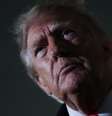 O presidente americano Donald Trump ao sair do Air Force One na base de Andrews, em Maryland, em 10 de outubro de 2026.  Foto: REUTERS - Eric Lee / RFI