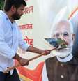 Manifestante rasga cartaz com a imagem do premiê Narendra Modi, em Nova Déli. (10/10/2026)  Foto: RFI
