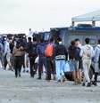 A polícia espanhola organiza a remoção de migrantes do acampamento provisório de El Guano, próximo à praia de Trampolin, no enclave espanhol de Ceuta, no norte da África, em 11 de outubro de 2026.  Foto: AFP - THOMAS COEX / RFI