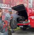 Equipes da Defesa Civil e Corpo de Bombeiros de São Paulo preparando equipamentos e suprimentos para embarque ao Amazonas  Foto: Divulgação / Governo de SP