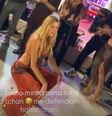 Ana Paula Siebert dançando na boquinha da garrafa durante festa de Tati Barbieri, que teve show surpresa do "É o Tchan"  Foto: Reprodução / Instagram