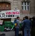 Estudantes universitários em volta de barricadas em frente à École des Mines, uma das faculdades de engenharia de Paris, em 9 de outubro de 2026.  Foto: REUTERS - Pedro Nunes / RFI