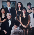 A família Walss. Acima, da esquerda para a direita: Rudy, Paty e Jenny. Abaixo: Eugenia, Rodolfo, Consuelo, Leo e Danny, filho de Jenny.  Foto: Arquivo da família Walss-Bass / BBC News Brasil