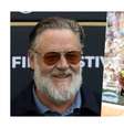 A transformação de Russell Crowe aos 62 anos para voltar a lutar contra Roma em seu novo filme histórico, agora rodado na Espanha. Foto: Reprodução, Quejaytee / Wikimedia Commons CC BY 4.0 (imagem recortada) e Instagram @russellcrowe / Purepeople