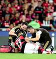 Danilo não evita choque com goleiro Fábio e sofreu fraturas na mandíbula –  Foto: GILVAN DE SOUZA/FLAMENGO / Jogada10