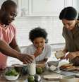 Ensinando a criança a cozinhar, você ensina ela a ter autonomia, independência e ainda cria memórias  Foto: Pexels/August de Richelieu / Bons Fluidos