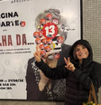 Regina Duarte mostra cartaz coberto com adesivos de Lula e faz o número '22' de Flávio Bolsonaro com as mãos  Foto: Reprodução/Instagram