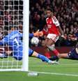 Jogadores de Arsenal e Lille em disputa de bola na Champions - Foto: Justin Setterfield/Getty Images / Jogada10