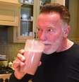 Suco de beterraba no liquidificador é tão bom quanto a creatina: aos 79 anos, Arnold Schwarzenegger afirma que ele promove 'melhor oxigenação muscular e maior eficiência cardiovascular durante o mesmo treino'.  Foto: Reprodução, YouTube / Purepeople