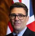 O primeiro-ministro britânico, Andy Burnham, participa de uma reunião bilateral com o primeiro-ministro norueguês, Jonas Gahr Store, no dia da abertura da conferência anual do Partido Trabalhista em Liverpool, em 27 de setembro de 2026.  Foto: EPA / BBC News Brasil