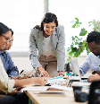 O profissional de relações públicas pode atuar em diferentes frentes da comunicação nas organizações Foto: PeopleImages | Shutterstock / Portal EdiCase