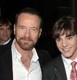 Bryan Cranston e RJ Mitte posam juntos em evento Foto: Reprodução Instagram | @bryancranston