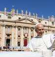 Papa acena para público em Roma  Foto: Reprodução | Vatican News