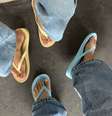 O chinelo virou tendência na moda! Confira 5 maneiras elegantes de combinar o calçado com diferentes peças e criar looks estilosos Foto: Reprodução: Pinterest/Archies Footwear / Bons Fluidos