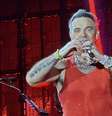 O cantor Robbie Williams durante show em São Paulo, 2026  Foto: Igor Miranda / Rolling Stone Brasil