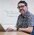 Ronaldo Carrilho, 65, é professor de Física e gerente do Anglo, em São Paulo. Foto: Felipe Rau/Estadão / Estadão