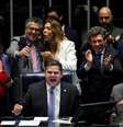 Davi Alcolumbre, rodeado por parlamentares, ao anunciar aprovação do fim da escala 6x1  Foto: REUTERS/Adriano Machado / BBC News Brasil