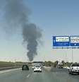 Grande coluna de fumaça preta se ergue da área de armazenamento de combustível do Aeroporto Internacional King Khalid, em Riade, na Arábia Saudita, em 19 de setembro de 2026; imagem foi registrada com um celular.  Foto: RFI