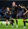 Jogadores de Celta de Vigo e Juventus em disputa de bola na Liga Europa - Foto: Jose Manuel Alvarez Rey/Getty Images / Jogada10