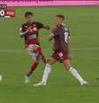 Pulgar acerta Castillo durante Flamengo x Fluminense pelo Campeonato Brasileiro –  Foto: Reprodução de vídeo / Jogada10