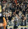 Reinier abre o placar e celebra com a galera. Vitória sobre o City Torque deixa o Galo com um pé na final da Sula. Foto: Pedro Souza / Atlético / Jogada10