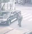 Policial atira e mata mulher em possível surto.  Foto: Reprodução/Câmeras de segurança