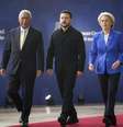 Zelensky entre os líderes europeus António Costa e Ursula von der Leyen  Foto: ANSA / Ansa - Brasil