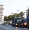 Carros da polícia perto do Arco do Triunfo, em Paris, na França, às vésperas do dia de protestos de 17 de outubro.  Foto: RFI