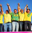 Flávio Bolsonaro (PL) com apoiadores durante ato de campanha em Salvador  Foto: Divulgação
