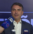 Flávio Bolsonaro chega para debate na Band  Foto: Reprodução/Band