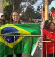 Apoiadores de Flávio Bolsonaro e Lula acompanham a chegada dos candidatos para o debate na Band  Foto: Adrielle Farias/Terra